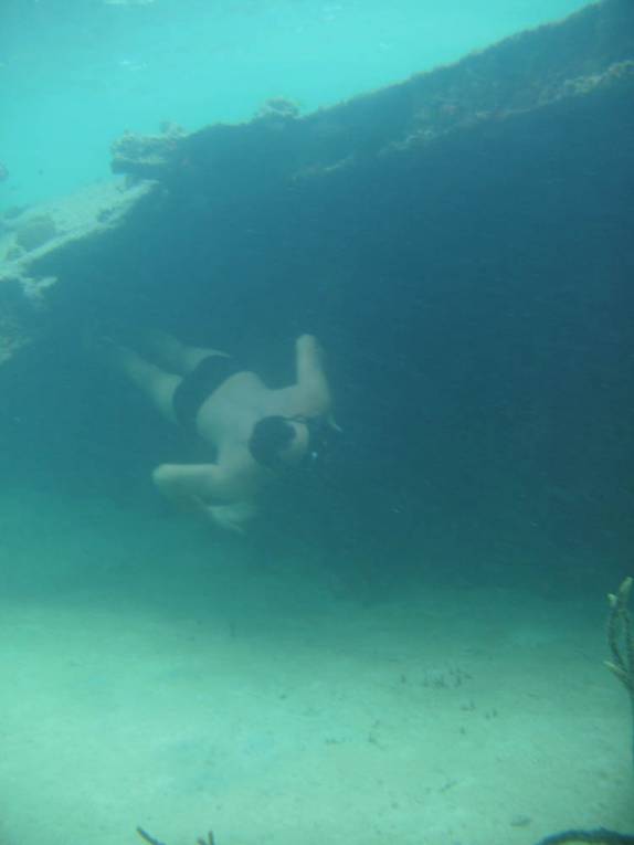 Explorando barco afundado em uma das ilhas de San Blás, na costa do Panamá